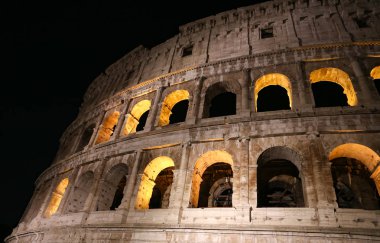 İtalya 'nın Roma şehrinde Kolezyum Gecesi