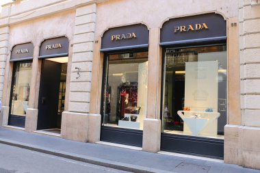 Rome, İtalya - 21 Ağustos 2018: Prada mağaza Via Condotti, Rome şehir