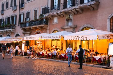 Roma, İtalya - 21 Ağustos 2018: Piazza Navona, Roma şehir restoranda