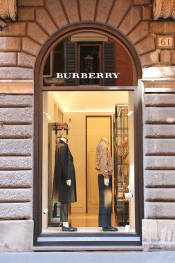Rome, İtalya - 21 Ağustos 2018: Burberry mağazasında Via Condotti, Rome şehir