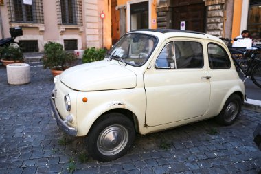 Rome, İtalya - 21 Ağustos 2018: İkonik eski Fiat 500 Roma sokaklarında