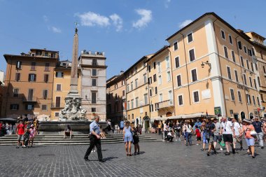 Rome, İtalya - 21 Ağustos 2018: İnsanlar meydanında Pantheon - Piazza della Rotonda Roma şehir