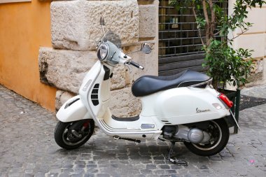 Rome, İtalya - 21 Ağustos 2018: İkonik Piaggio Vespa Roma sokaklarında