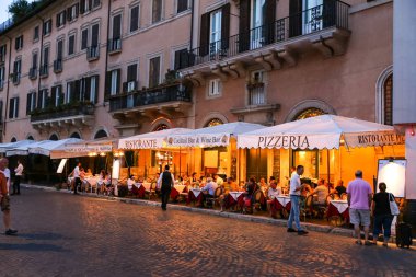 Roma, İtalya - 21 Ağustos 2018: Piazza Navona, Roma şehir restoranda