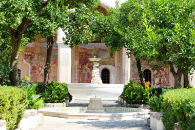 İtalya 'nın Napoli şehrindeki Santa Chiara Manastırı' nın manastır bahçesi.
