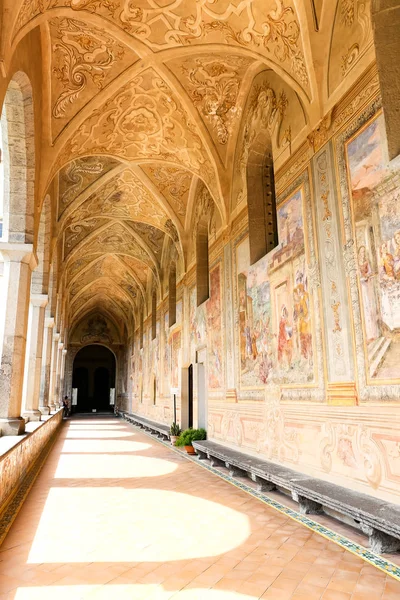 İtalya 'nın Napoli şehrindeki Santa Chiara Manastırı' nın manastır bahçesi.