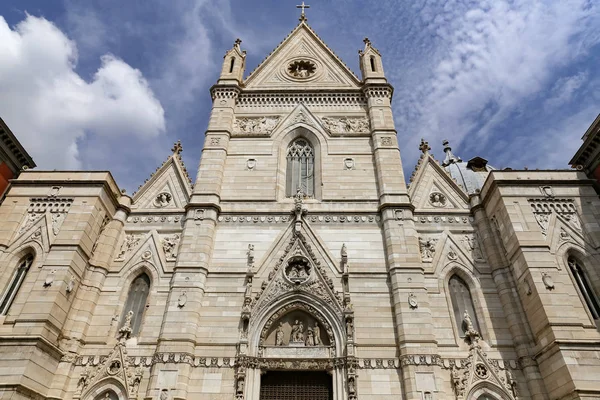 意大利那不勒斯市那不勒斯大教堂立面 — 图库照片