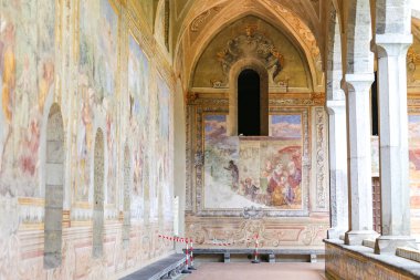 İtalya 'nın Napoli şehrindeki Santa Chiara Manastırı' nın manastır bahçesi.