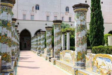 İtalya 'nın Napoli şehrindeki Santa Chiara Manastırı' nın manastır bahçesi.