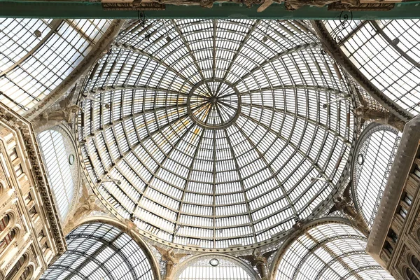 Naples, İtalya - 22 Ağustos 2018: İçinde Galleria Umberto ı Napoli şehir