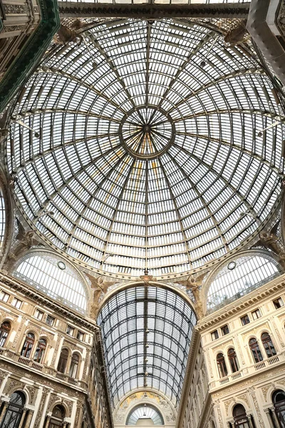 Naples, İtalya - 22 Ağustos 2018: İçinde Galleria Umberto ı Napoli şehir