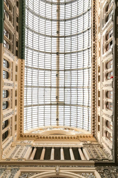 Naples, İtalya - 22 Ağustos 2018: İçinde Galleria Umberto ı Napoli şehir