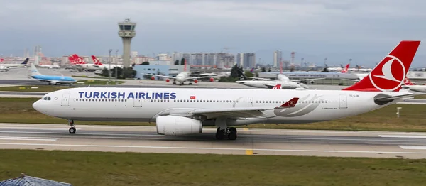 Flugzeug hebt vom Flughafen ab — Stockfoto