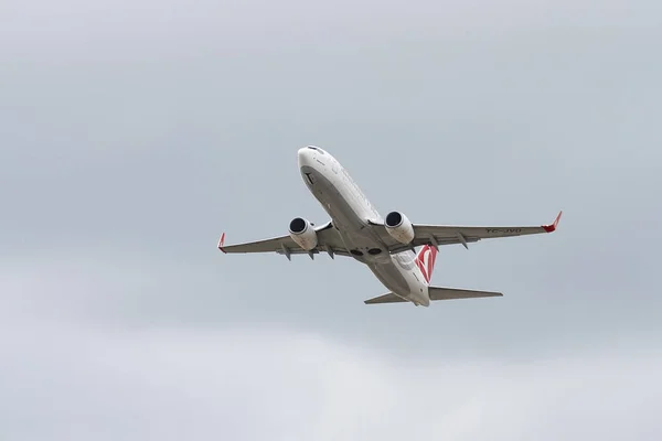 Flugzeug hebt vom Flughafen ab — Stockfoto