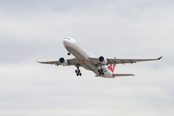 Flugzeug hebt vom Flughafen ab — Stockfoto