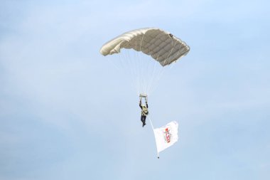 Paraşüt akrobasi gösterisi