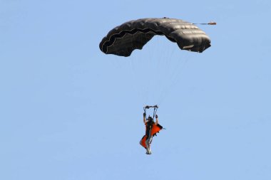 Paraşüt akrobasi gösterisi