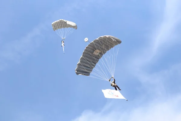 Spectacle de parachutisme — Photo