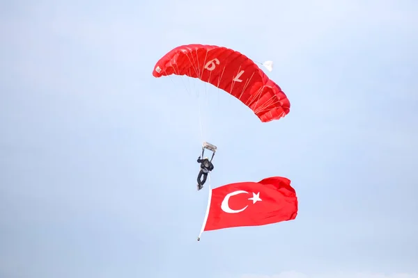 Paraşüt akrobasi gösterisi — Stok fotoğraf