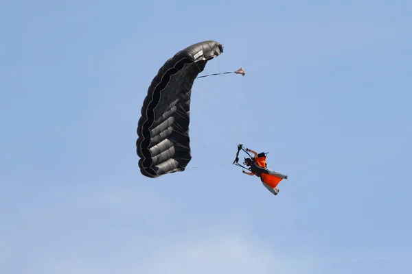パラシュートのアクロバット飛行ショー — ストック写真