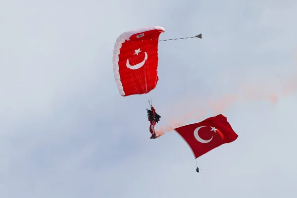 Paraşüt akrobasi gösterisi — Stok fotoğraf