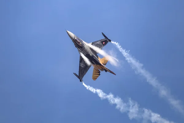 Teknofest Istanbul 'da solo Türk Hava akrobasi gösterisi — Stok fotoğraf