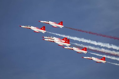 Istanbul Teknofest 'te Türk yıldızları hava akrobasi gösterisi