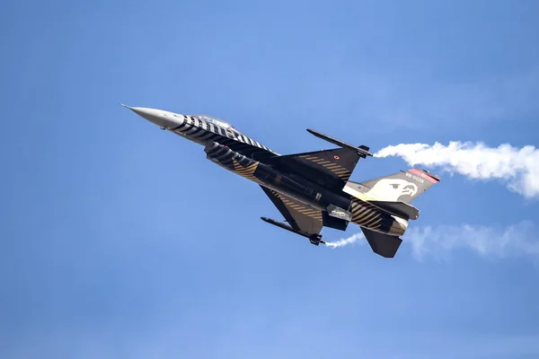 Solo Turk Air aerobatics utställning i Teknofest Istanbul — Stockfoto