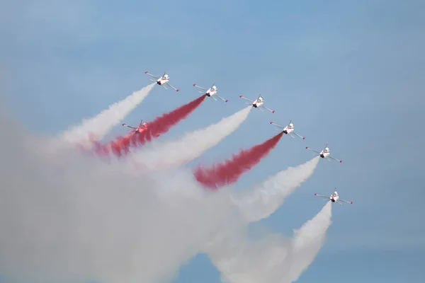 Turecki gwiazd Air Aerobatics Pokaż w Teknofest Stambuł — Zdjęcie stockowe