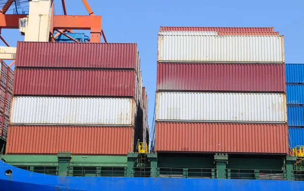 Containerschiff im Hafen — Stockfoto