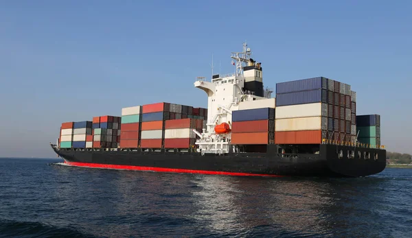 Kontejnerová loď přepravující zboží — Stock fotografie