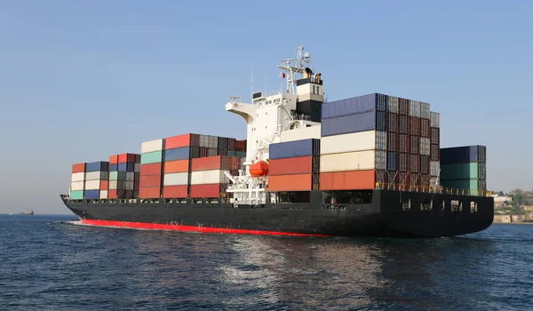 Navio contentor que transporta mercadorias — Fotografia de Stock