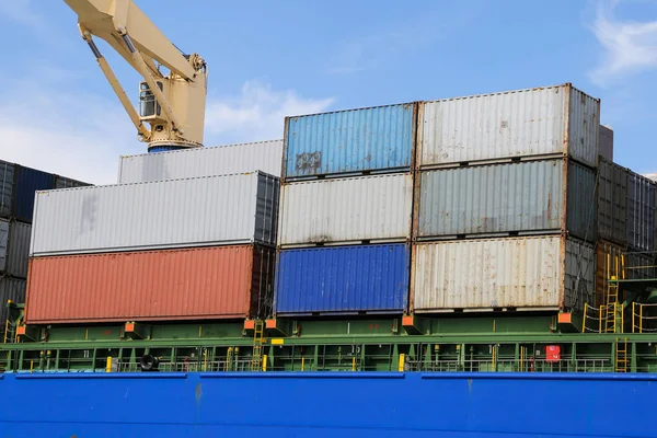 Containerschiff im Hafen — Stockfoto