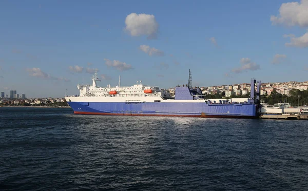 Roro Ship in Port — Stock Photo, Image