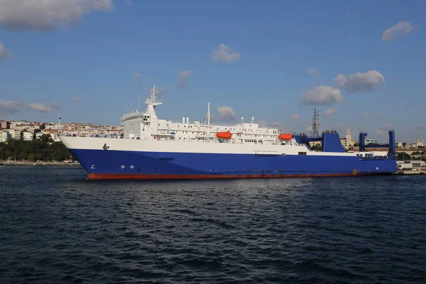 Roro Schiff im Hafen — Stockfoto