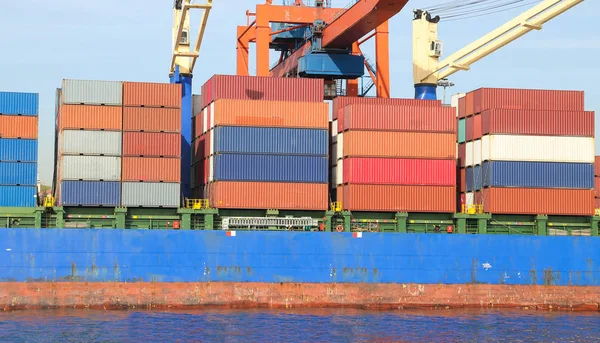Embarcación de contenedores en puerto —  Fotos de Stock