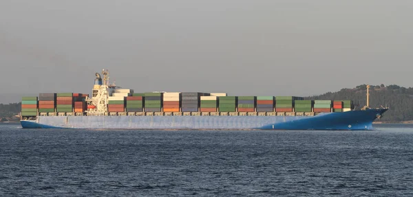 상품을 운반 하는 컨테이너 선박 — 스톡 사진