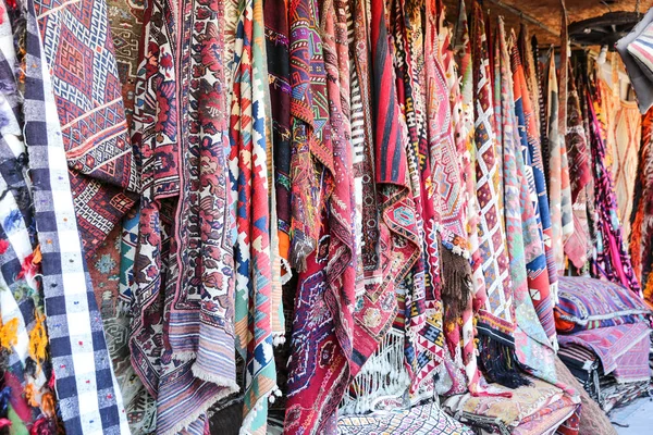 Tapetes tradicionais turcos em Goreme, Nevsehir, Turquia — Fotografia de Stock