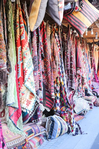 Türkische traditionelle Teppiche in Goreme, Nevsehir, Truthahn — Stockfoto