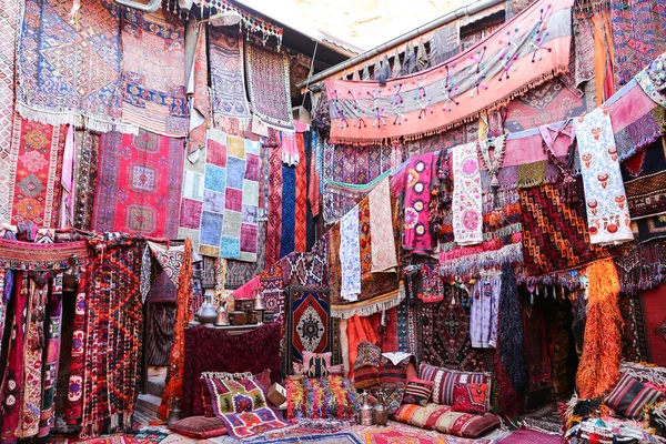 Турецкие традиционные ковры в Гореме, Невшехир, Турция — стоковое фото
