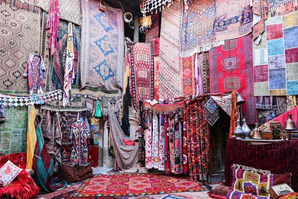 Alfombras tradicionales turcas en Goreme, Nevsehir, Turquía —  Fotos de Stock