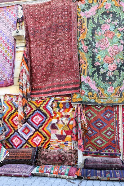 Alfombras tradicionales turcas en Goreme, Nevsehir, Turquía —  Fotos de Stock