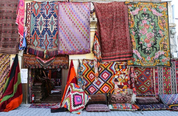 Türkische traditionelle Teppiche in Goreme, Nevsehir, Truthahn — Stockfoto