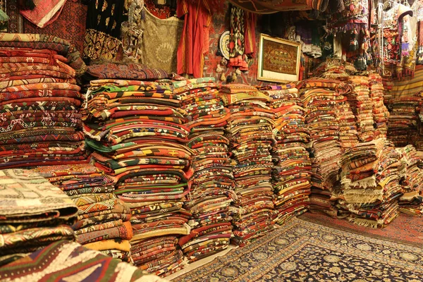 Tapetes tradicionais turcos em Goreme, Nevsehir, Turquia — Fotografia de Stock