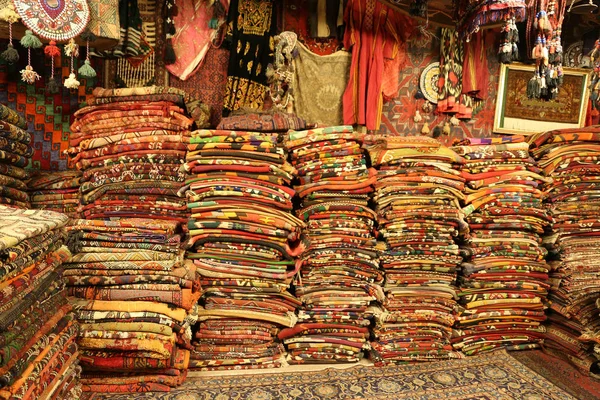 Alfombras tradicionales turcas en Goreme, Nevsehir, Turquía — Foto de Stock