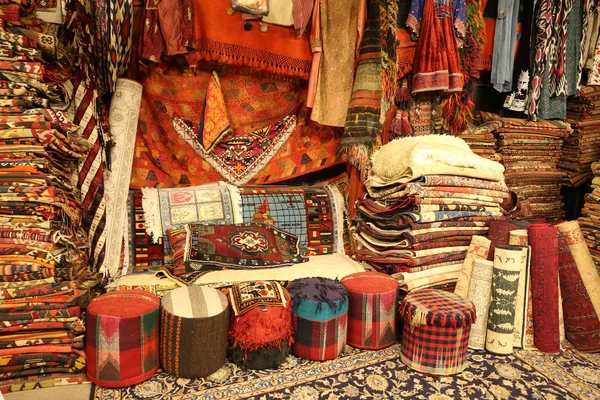 Tapetes tradicionais turcos em Goreme, Nevsehir, Turquia — Fotografia de Stock