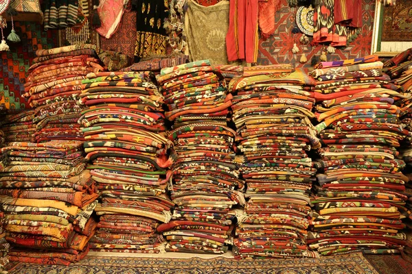 Türkische traditionelle Teppiche in Goreme, Nevsehir, Truthahn — Stockfoto