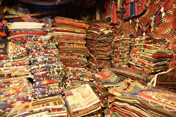 Turkiska traditionella mattor i Göreme, Nevsehir, Turkiet — Stockfoto