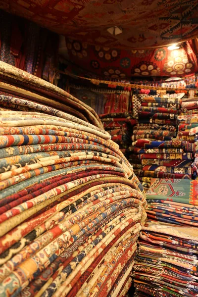 Tapetes tradicionais turcos em Goreme, Nevsehir, Turquia — Fotografia de Stock