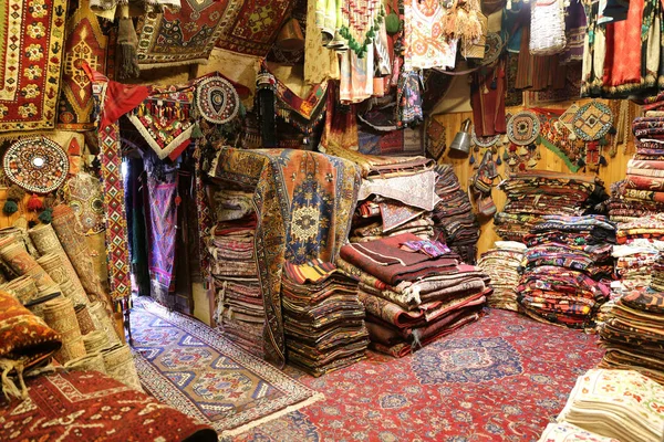 Tapetes tradicionais turcos em Goreme, Nevsehir, Turquia — Fotografia de Stock